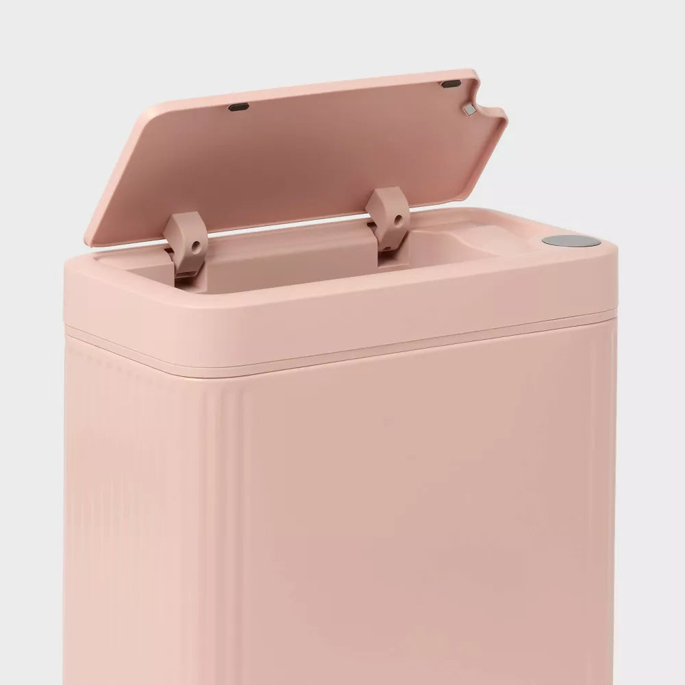 Schlanker Sensor-Mülleimer aus Edelstahl mit Rippendesign